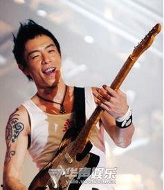 娛樂吃瓜醬黃貫中,娛樂吃瓜醬中的音樂傳奇 第3張 娛樂吃瓜醬黃貫中,娛樂吃瓜醬中的音樂傳奇 第3張