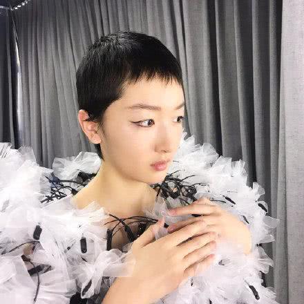 周冬雨爆料剃頭視頻大全,挑戰(zhàn)自我，短發(fā)造型驚艷亮相  第3張