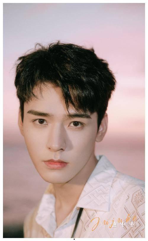 龔俊熱巴最新爆料圖片視頻,甜蜜互動引粉絲熱議！”