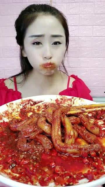 網(wǎng)紅小姐姐吃麻辣八瓜魚,辣味十足，網(wǎng)友直呼過癮！  第2張